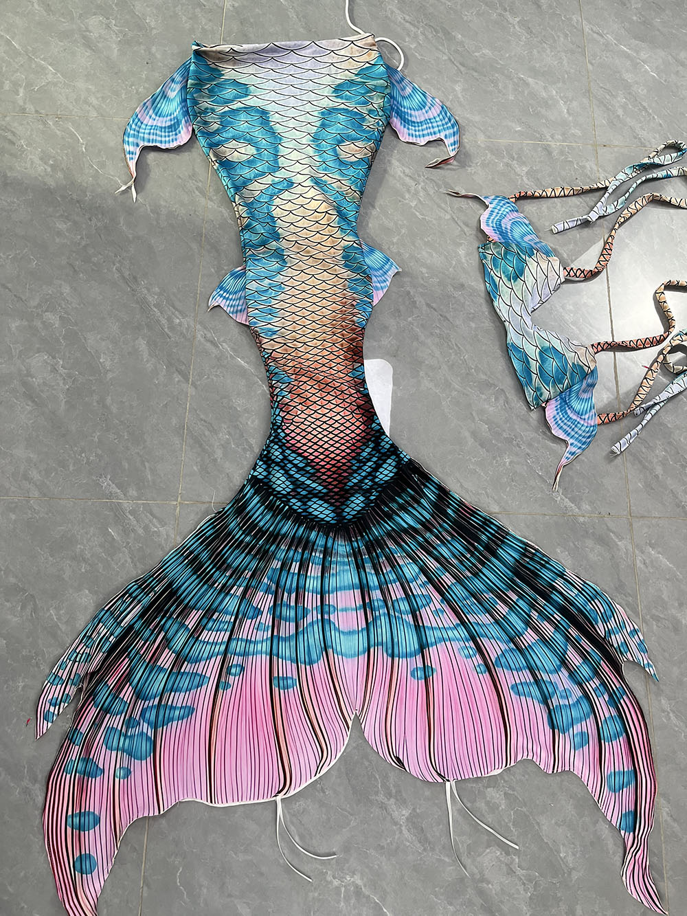 Colorful Dreamy Mermaid Tail A - Aquarium & Marine Museum Ums recensie en prijs